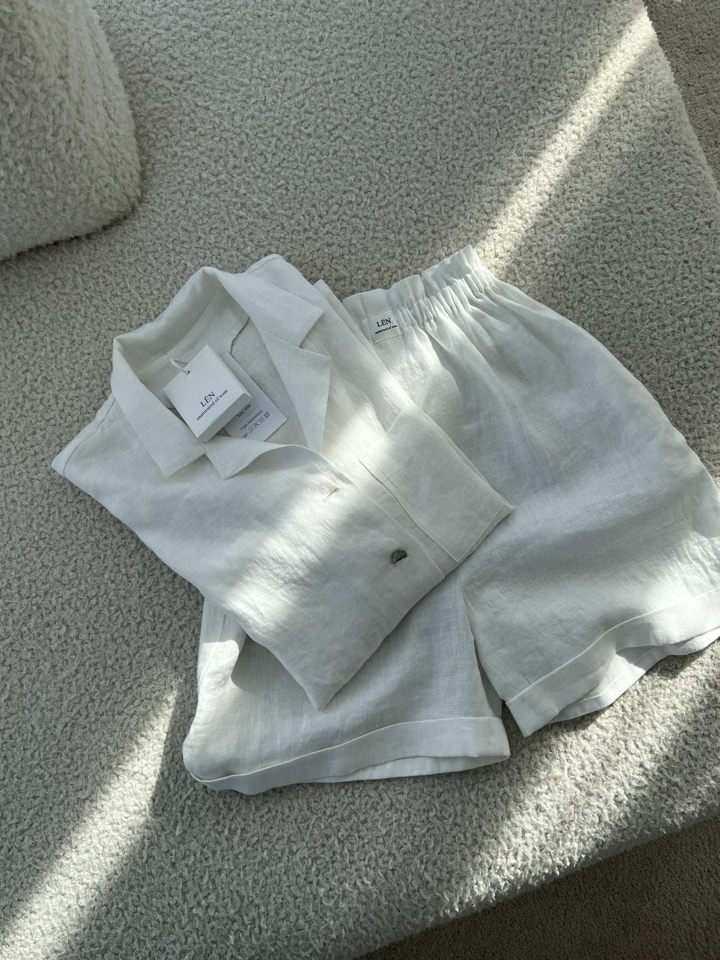 S H O R T S 100% washed linen | white