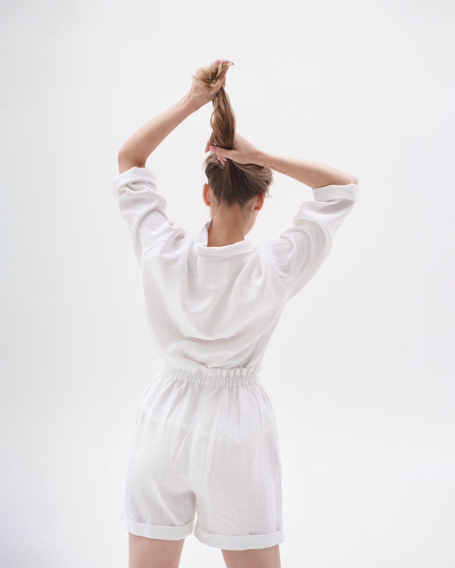 S H O R T S 100% washed linen | white